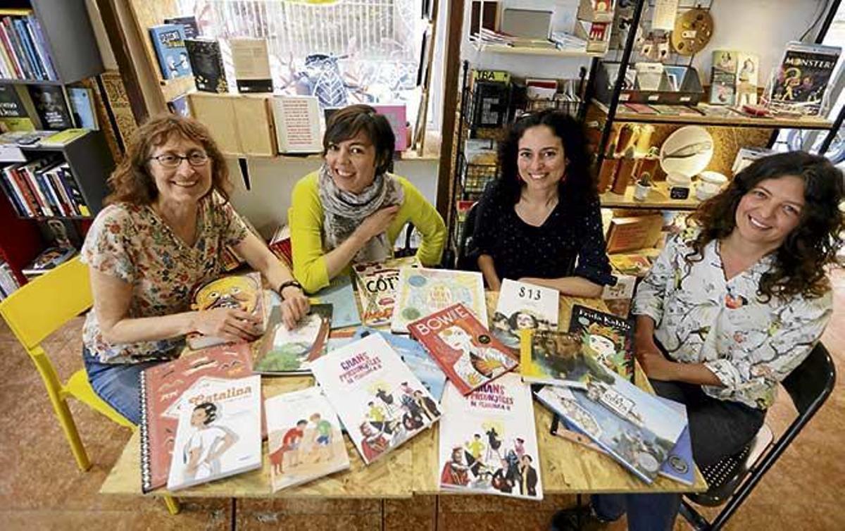 Aina Bonner, Flavia Gargiulo, Margalida Vinyes y Nívola Uyá, con un buen surtido de libros ilustrados expuestos en la librería Rata Corner.