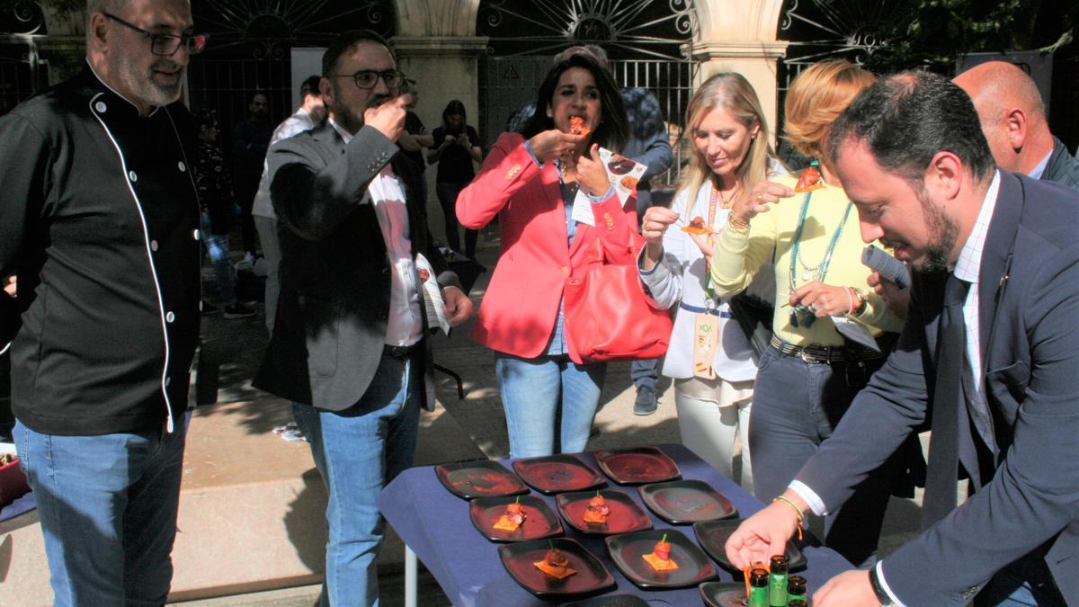 Braulio Cantero, chef de La Alacena, atento mientras Diego José Mateos, Maite Martínez, María del Carmen Menduiña, Belén Pérez y Francisco Morales, degustaban su tapa que resultaba la ganadora del concurso.