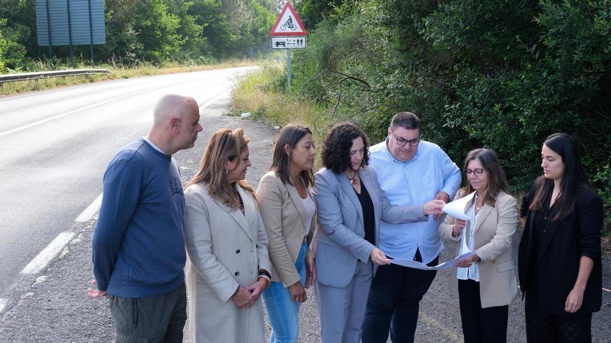 Belén do Campo, no centro, xunto ao alcalde de Noia, nun punto da estrada na que se fará a senda peonil e ciclista.