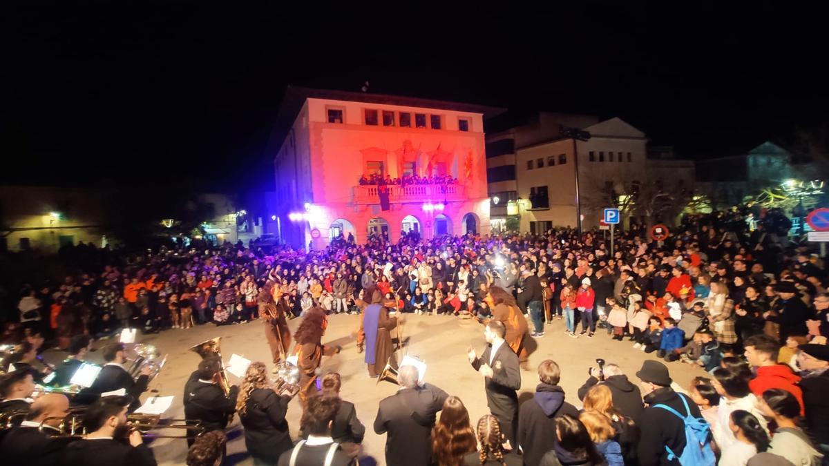 Los &#039;dimonis&#039; y Sant Antoni han interpretado el Ball dels Tres Tombs.