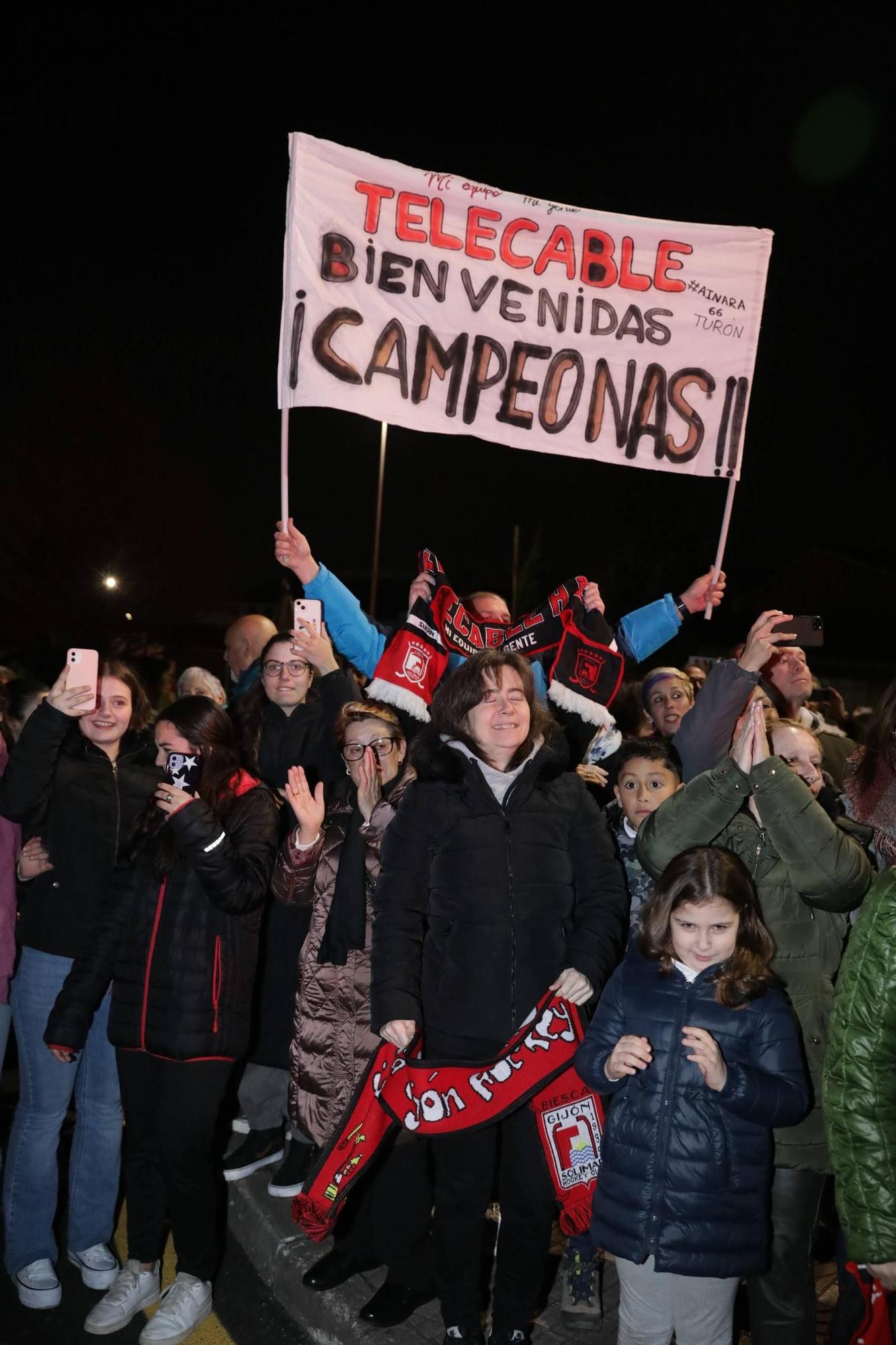 Así fue la llegada del Telecable Gijón tras ganar la Intercontinental de hockey sobre patines: "¡Enhorabuena campeonas del mundo!"