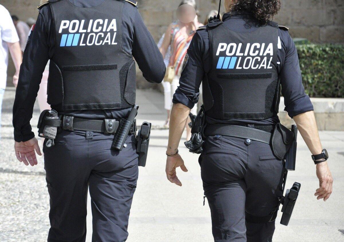 Dos agentes de la Policía Local en Menorca.