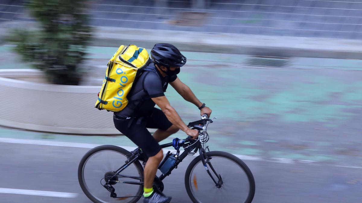 Un rider de Globo por la ciudad de València.