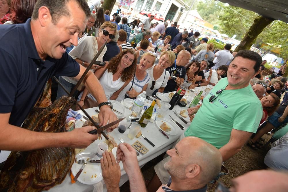 Moraña fue hoy el templo del carneiro ao espeto, plato que degustaron los vecinos y los visitantes acompañado de empanadas de zorza o bacalao con pasas