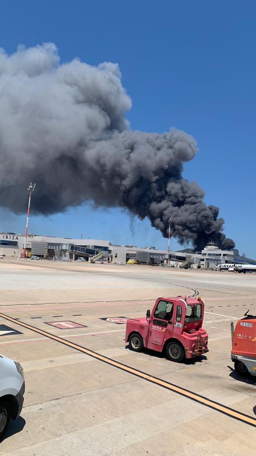 Imágenes del incendio en una nave cercana al aeropuerto de Ibiza.