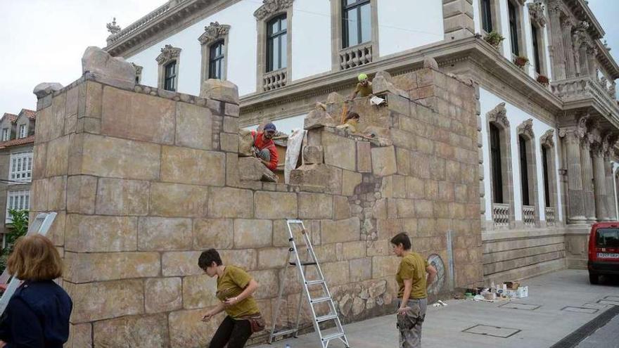 Instalación de la recreación de la muralla medieval en las inmediaciones de la Casa Consistorial.