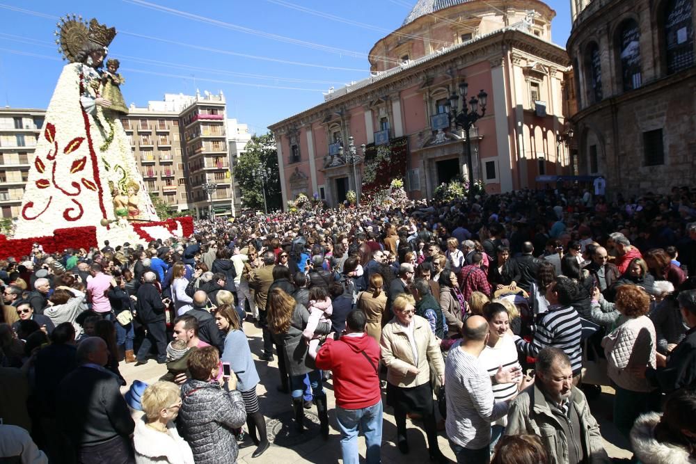 La plaza se llena para ver el manto de la Virgen