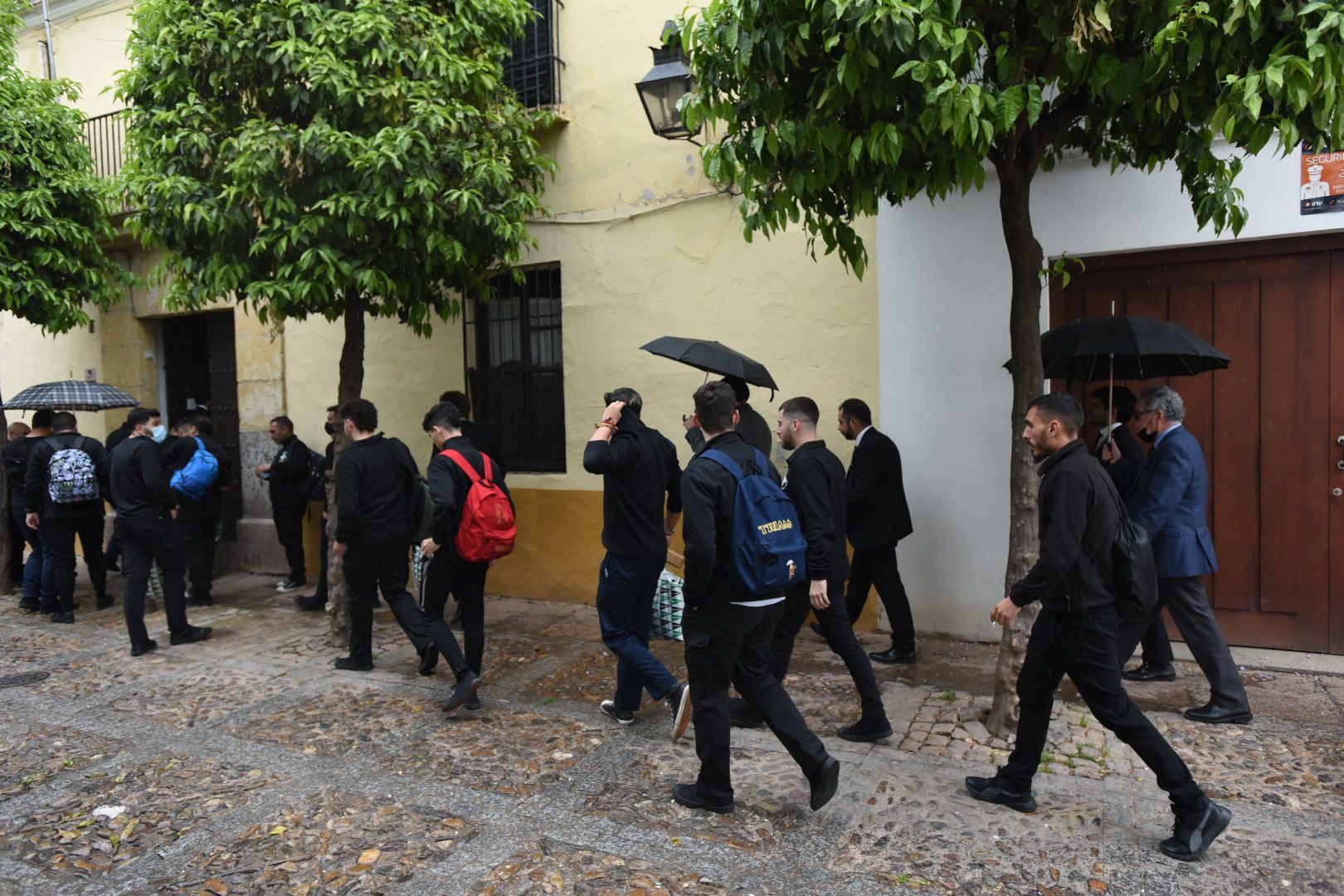 La cofradía Universitaria también cede ante el mal tiempo en Córdoba