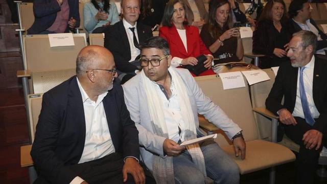 Manuel Couceiro (derecha), conversa con el subdelegado del Gobierno, Abel Losada. | NOÉ PARGA