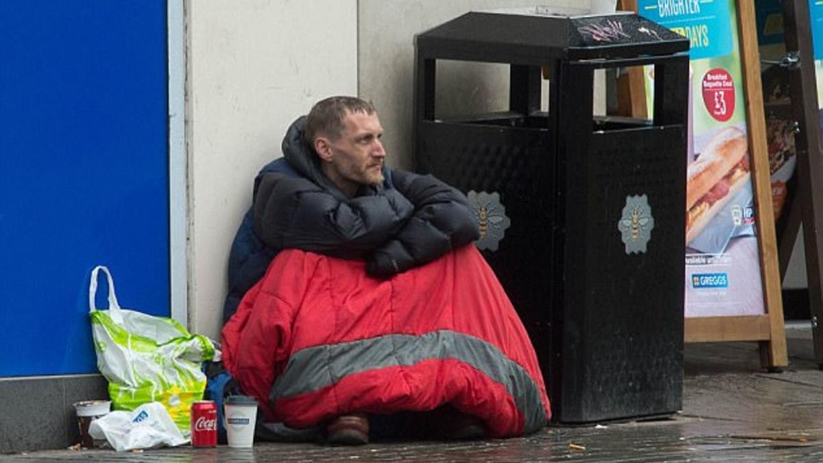 Stephen Jones durmiendo en las calles de Manchester tras los atentados del pasado 22 de Mayo en el concierto de Ariana Grande.