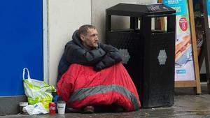 Stephen Jones durmiendo en las calles de Manchester tras los atentados del pasado 22 de Mayo en el concierto de Ariana Grande. 