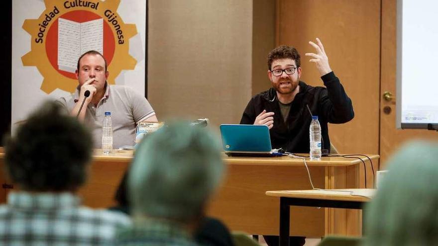 Por la izquierda, Ovidio Rozada, de la directiva de la Sociedad Cultural Gijonesa, y Jorge Moruno, ayer, en la Biblioteca Jovellanos.