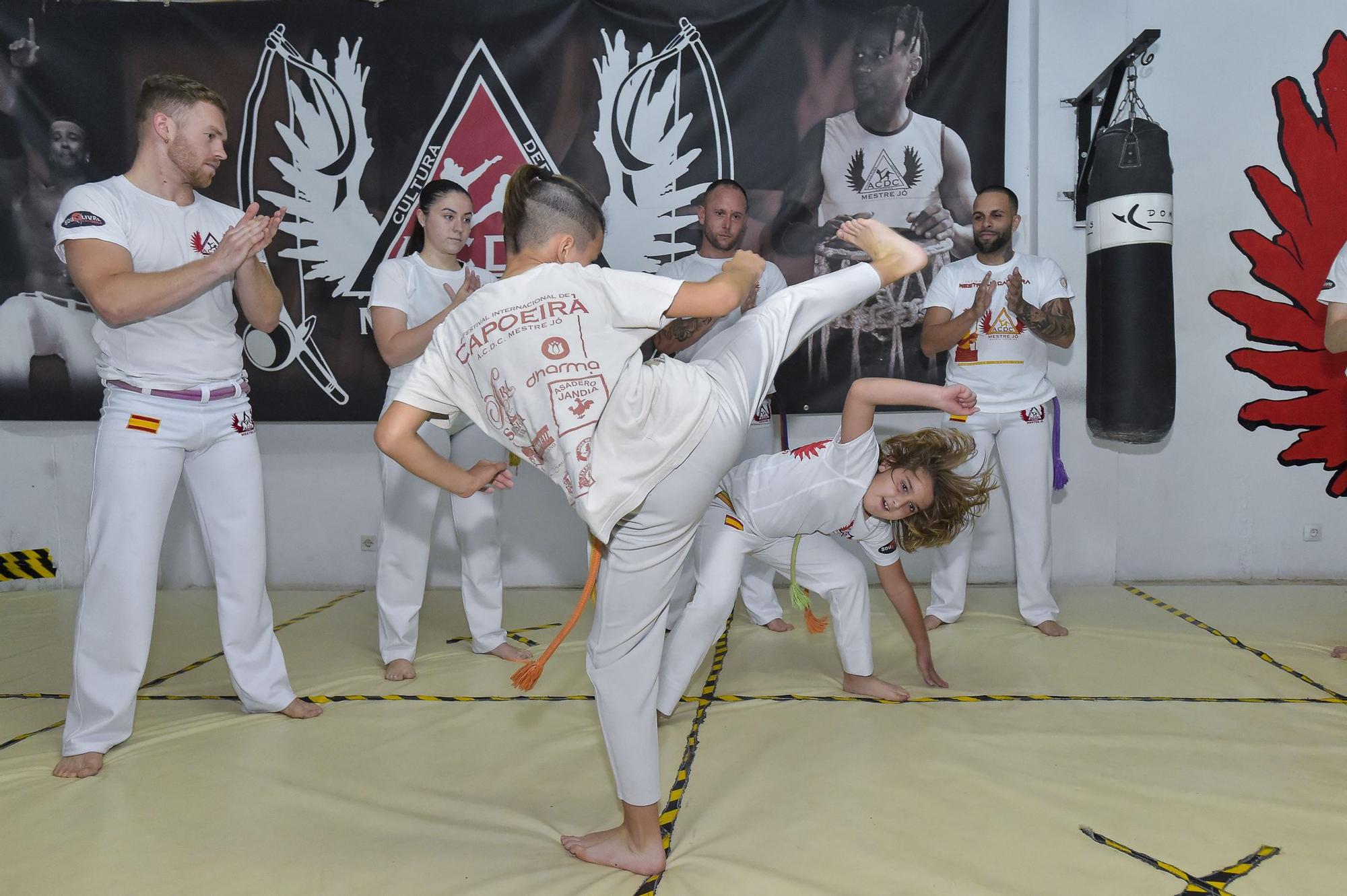 Yerón Gómez y Óliver Hernández realizan una exhibición de capoeira.