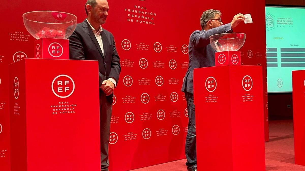 Rafael Louzán y Miguel Anxo Fernández Lores, en el sorteo del Campeonato de España. |  // FDV