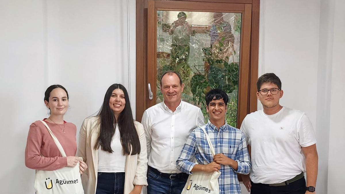 El alcalde de Agüimes, Óscar Hernández, acompañado de la concejal de Juventud y Educación, Omaira Quintana, y los tres estudiantes del municipio con mayor nota en la PAU: Siana García, Ian Gutiérrez y Rafael Estupiñán.