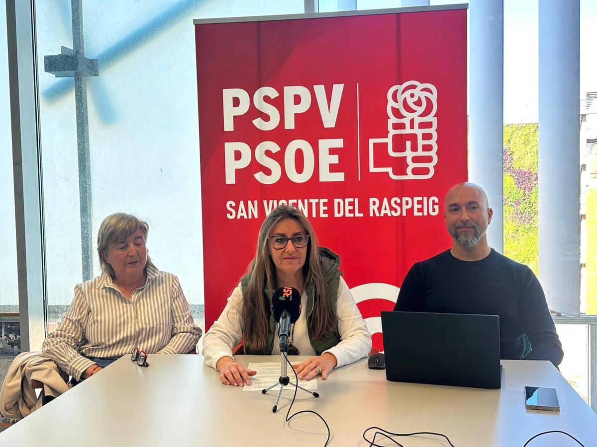 El PSOE de San Vicente durante la rueda de prensa.