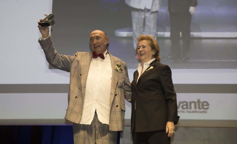 Francis Montesinos recibe el premio de manos de Arantza Sarasola, vicepresidenta de Prensa Ibérica