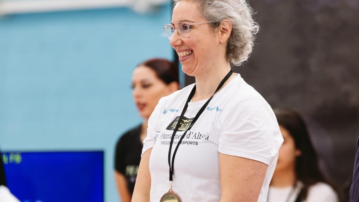 Eva con su medalla de bronce en Las Torres de Cotillas.