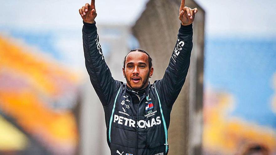 Hamilton celebra el títol al final de la cursa a Istanbul.