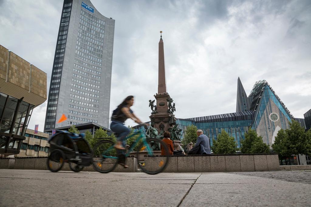 Vista de la Augustusplatz con el Paulinum y el rascacielos City-Hochhaus.