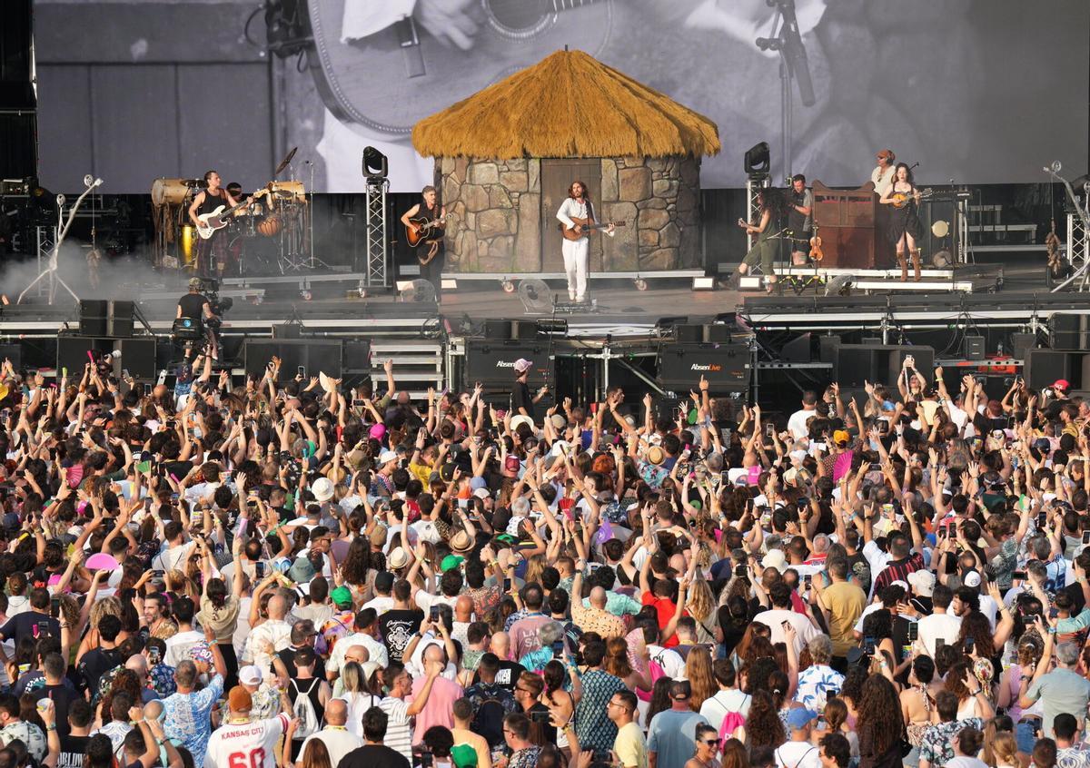 Benicàssim recupera el pulso festivalero en una primera jornada marcada por el calor, las ganas de música y un recinto que vuelve a lucir lleno de vida. Miles de fibers bailan, brindan y posan ante los focos mientras el FIB 2026 empieza a escribir, entre conciertos y reencuentros, las primeras imágenes de una nueva edición.