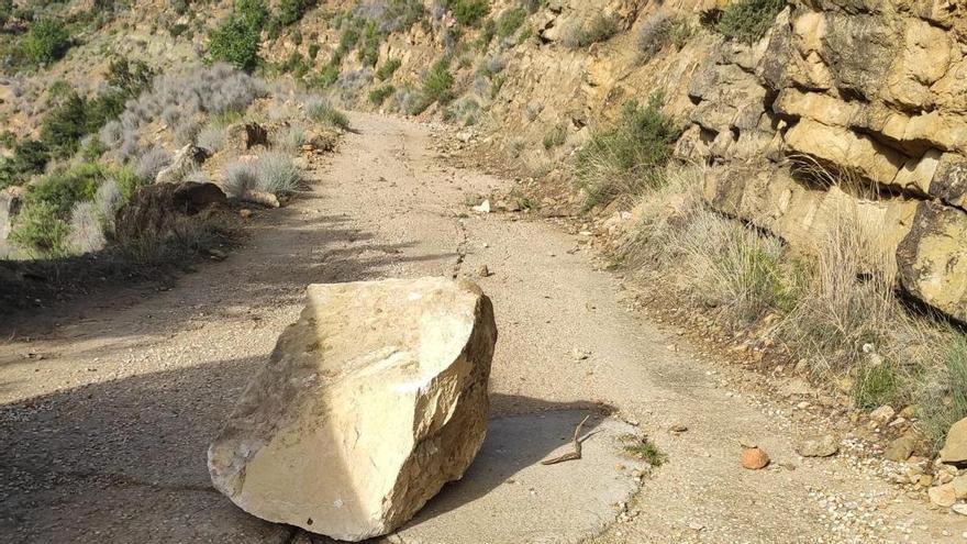 Una gran roca se desprende en un camino rural de Buñol