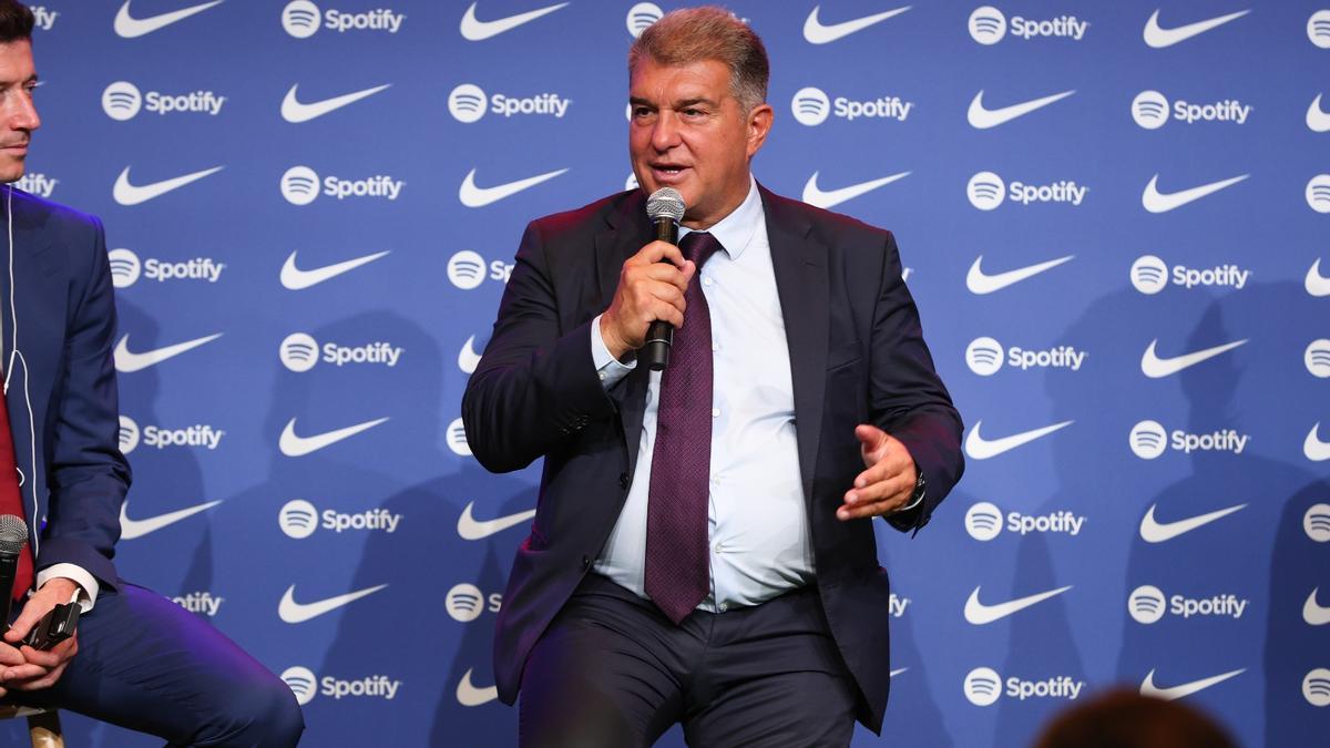 Laporta se deshace en elogios hacia Lewandowski: "Es especial"