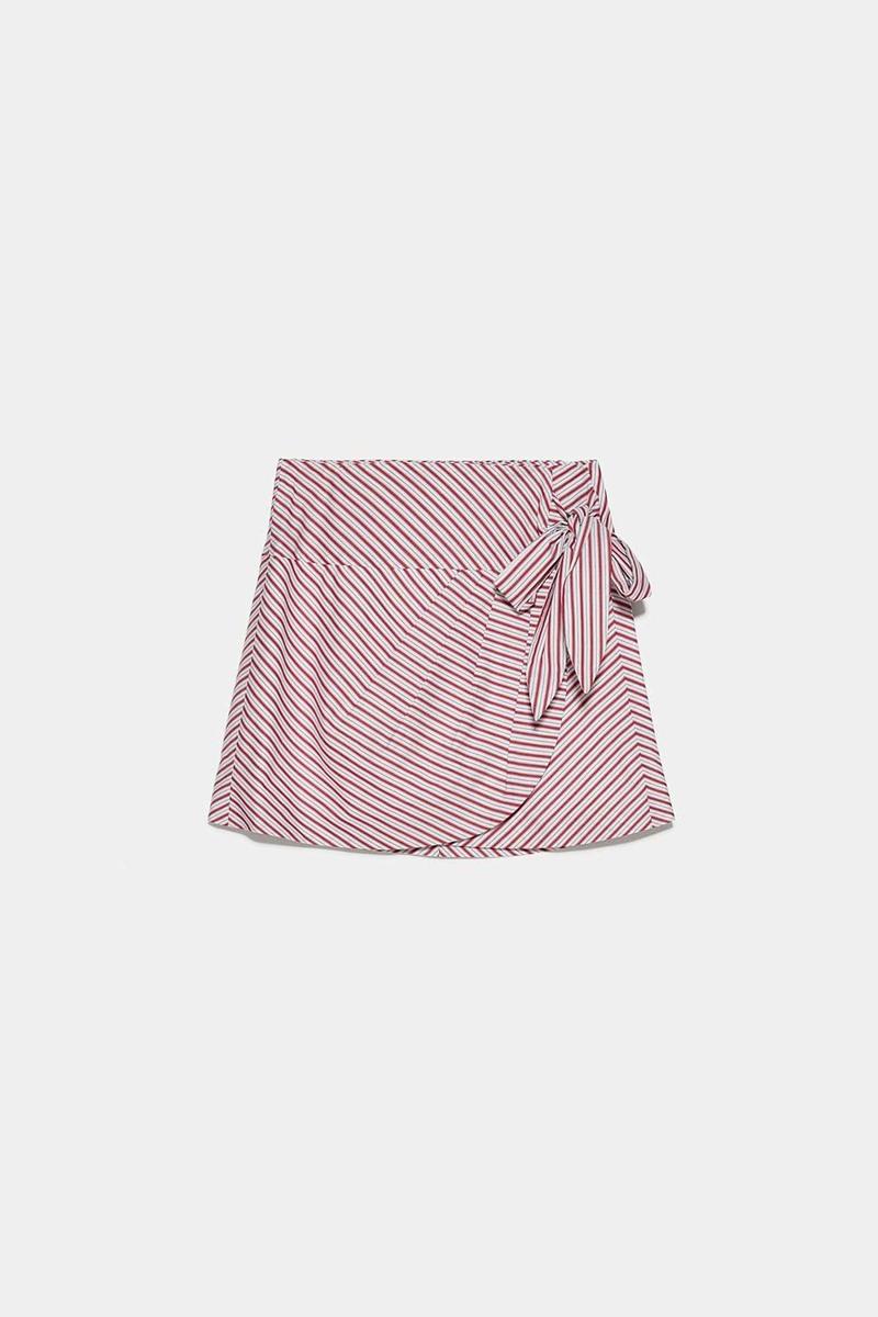 Falda de rayas de Zara. (Precio: 25,95 euros)