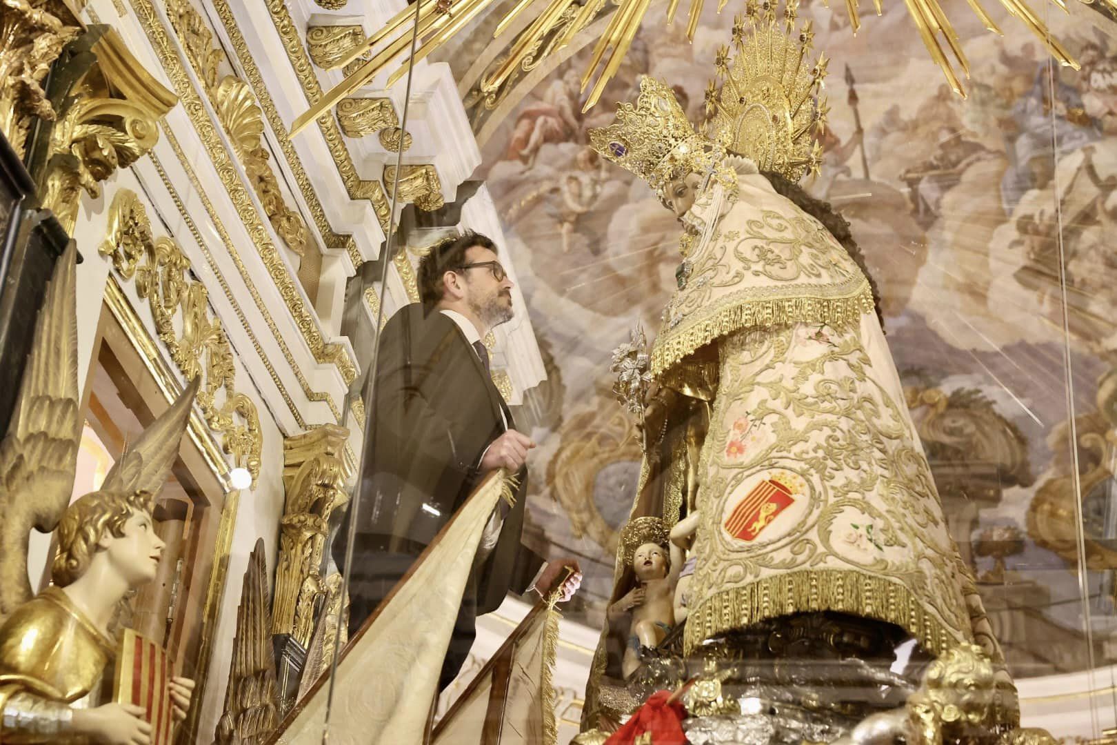 La visita a la Basílica completa la fiesta de la Exaltación en las Fallas 2023