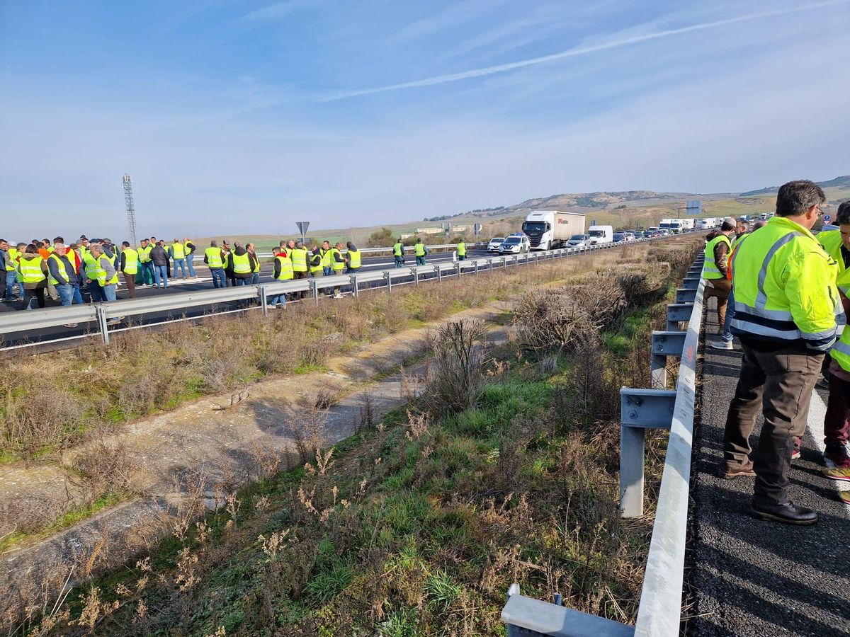 Los agricultores cortan la A-62 en Castrillo de la Guareña