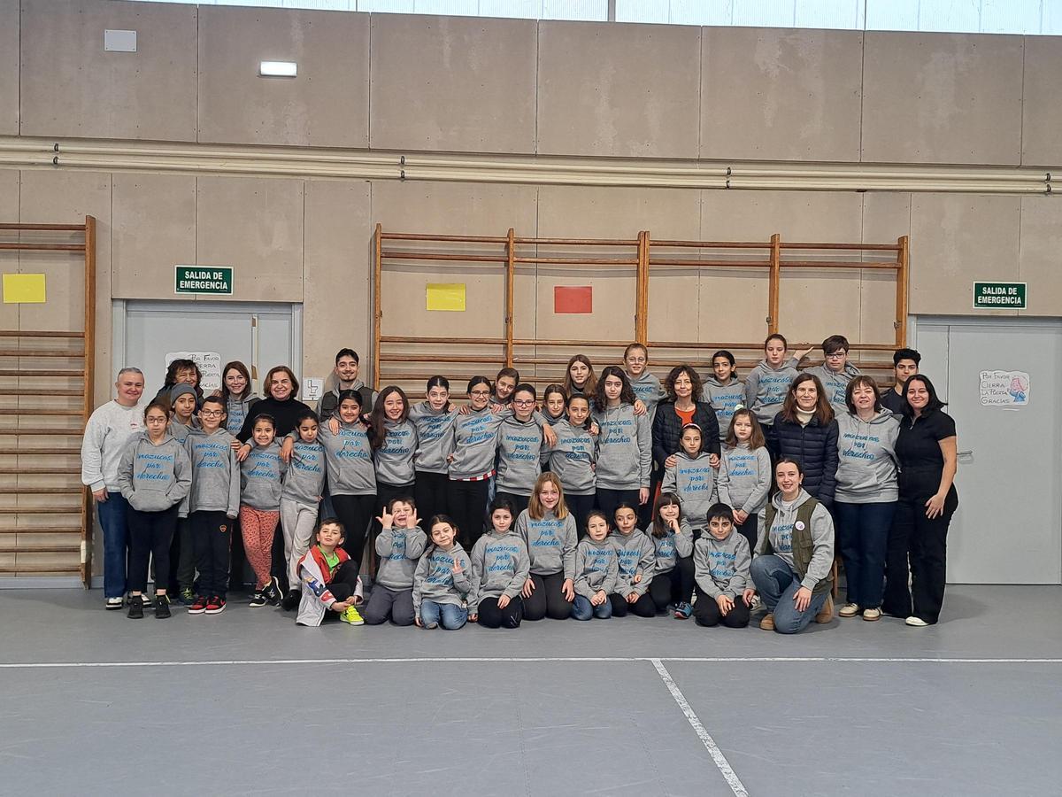 Los menores que participan en "Mozucos por Derecho", con la alcaldesa, Eva María Pérez, y las concejalas Montserrat Alonso y Susana García