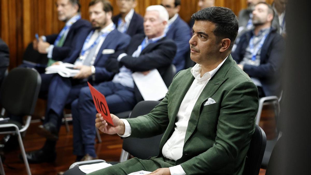 Rayco García, en una pasada votación de la junta de accionistas de CD Tenerife