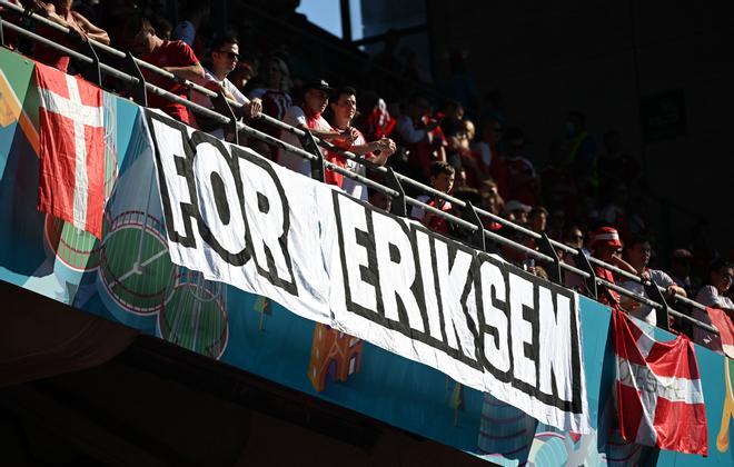 Pancartas en el Parken Stadium, Copenhague, Dinamarca, en apoyo a Christian Eriksen