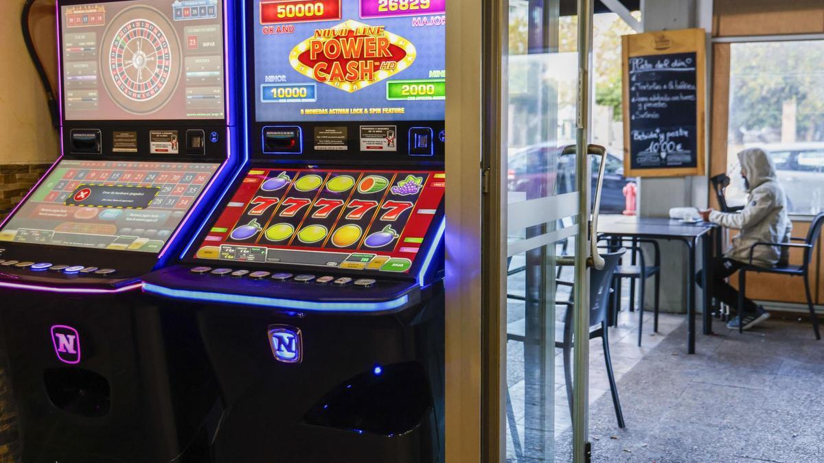 Tragaperras en Baleares: fuente de ingresos para las administraciones, trampa para adictos al juego