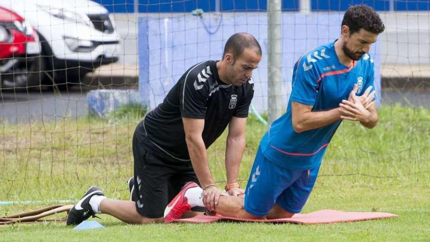 Toché, a la derecha, realiza un ejercicio con el preparador físico Ignacio Gonzalo, en El Requexón.