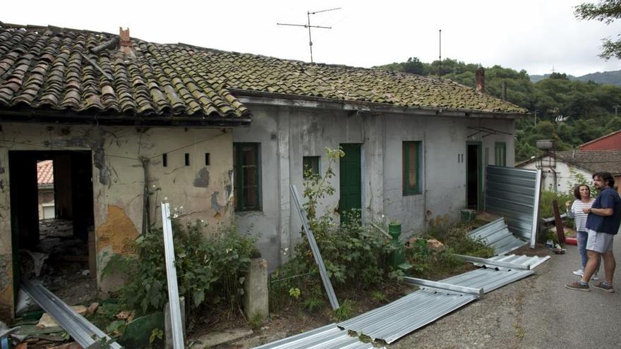 La casa en estado ruinas que los vecinos de Tuilla exigen derribar.