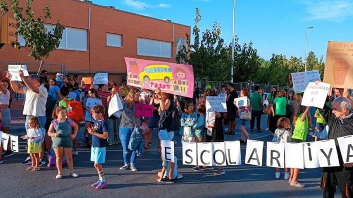 Protesta a las puertas del colegio de Fátima de Molina, la semana pasada