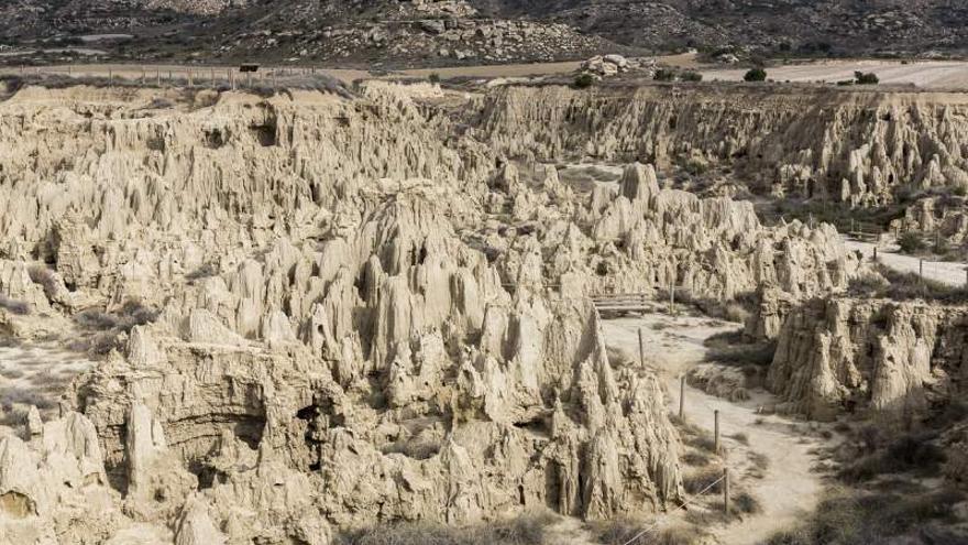 A dos kilómetros de Valpalmas encontrarás un paisaje de formaciones geológicas de lo más curiosas: los Aguarales de Valdemilaz.