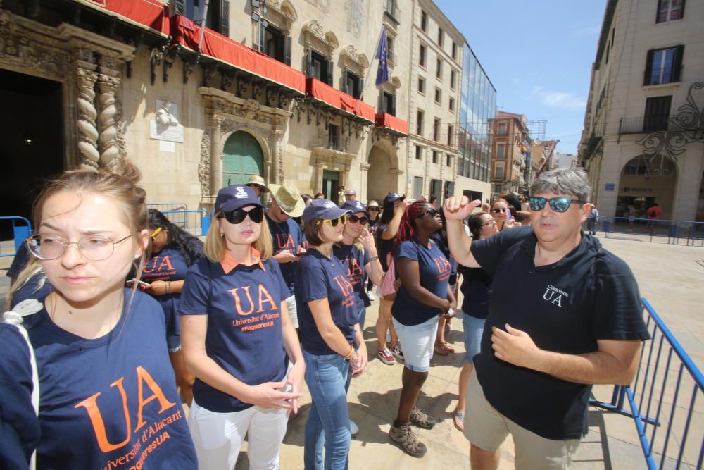 Estudiantes extranjeros de la UA visitan las Hogueras