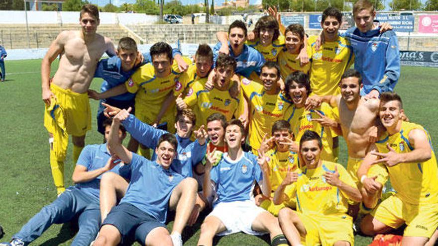 Los jugadores del Atlético Baleares juvenil celebran el ascenso a División de Honor.