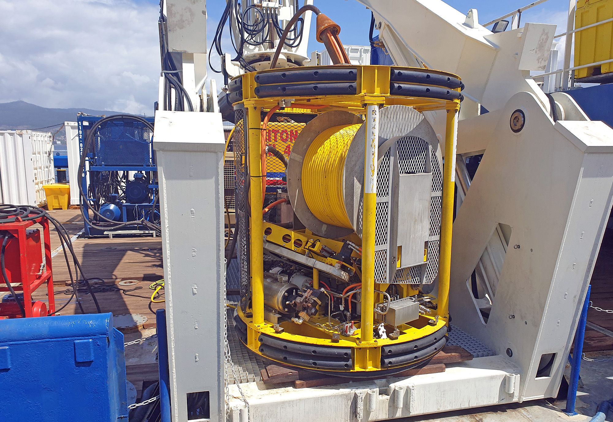 Tripulación en la cubierta del “Ártabro” con los robots “Triton”, con los que buscarán los restos del barco