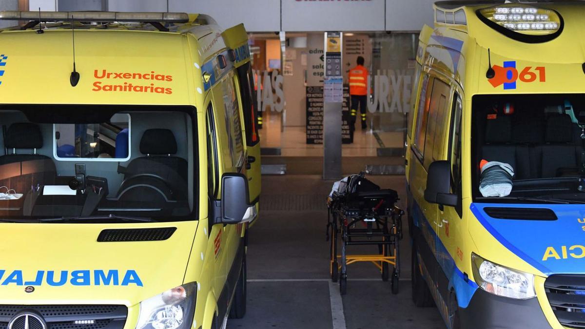 Ambulancias en la puerta de entrada de las Urgencias del Hospital Universitario de A Coruña. |   // V. ECHAVE