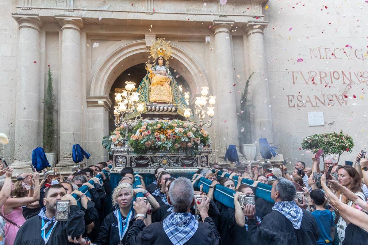La procesión de la Virgen del Remedio llena Alicante de devoción por su Patrona