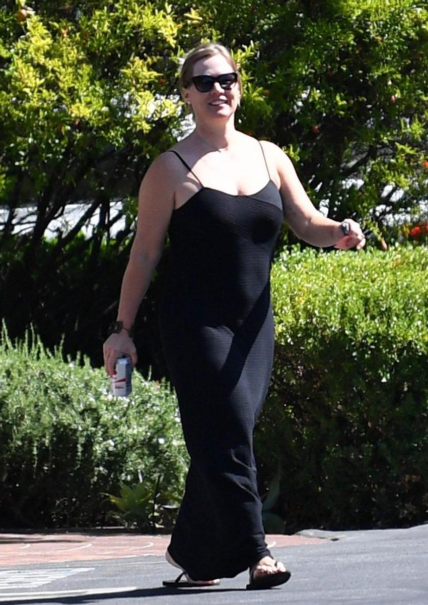 Jennie Garth de negro e irreconocible