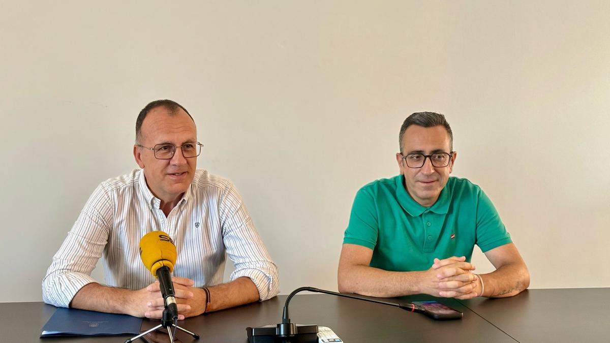 El alcalde Enrique Hueso junto con el concejal Benito Pineda.