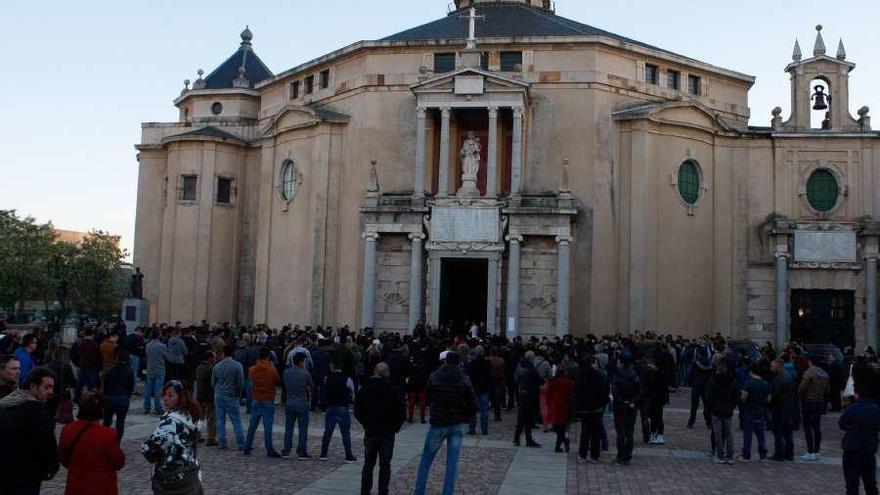 Miles de personas despiden a los montañeros fallecidos