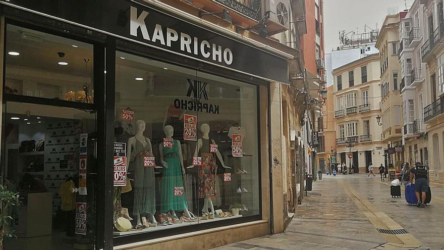 Escaparate de la tienda de ropa y complementos Kapricho en la calle Comedias.