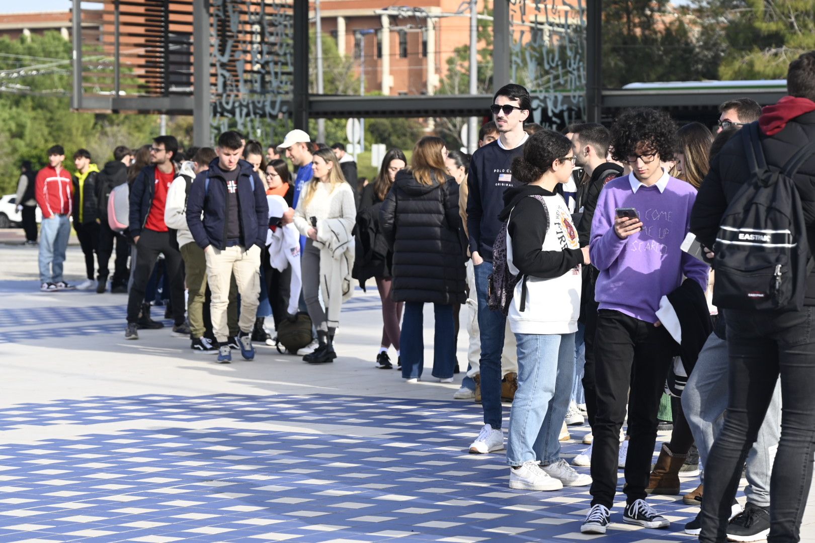 Búscate en la galería del reparto de pulseras para las Paellas de la UJI