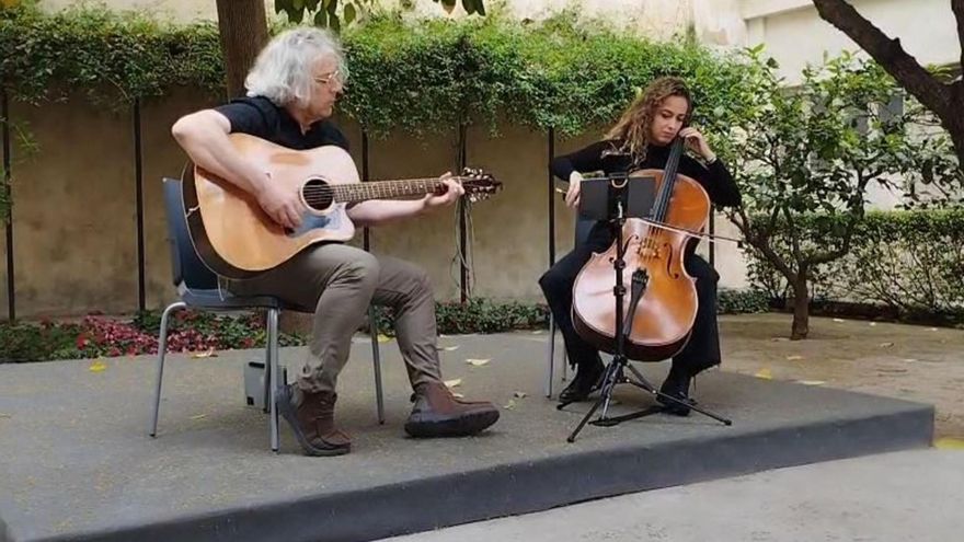 El Patio de Los Naranjos, refugio de música y humor hasta julio en Elche