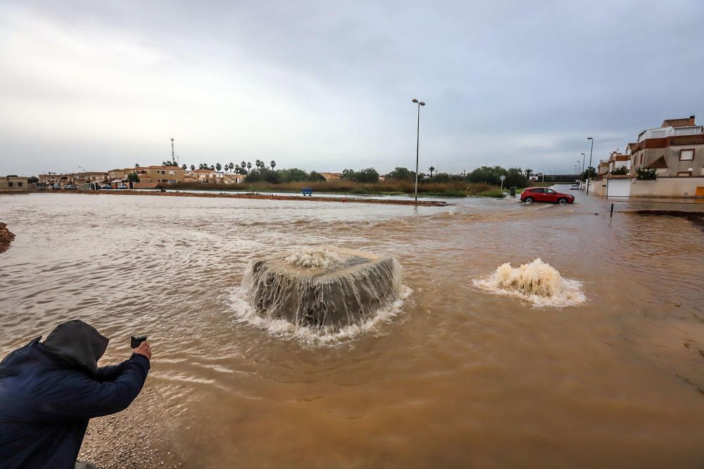 Inundaciones en Torrevieja. Avenidas y casas anegadas. Cien litros por metro cuadrado. Más de 30 intervenciones de Bomberos